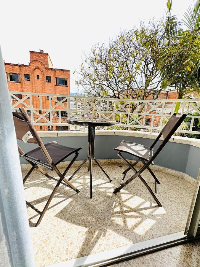 Amplio Apartamento Frente Al Centro Comercial * Medellín